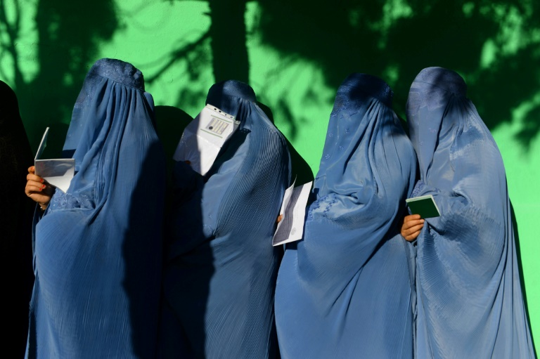 Afeganistão aguarda apuração das legislativas e votação prossegue