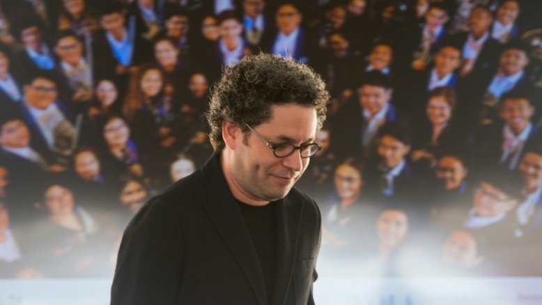 Gustavo Dudamel é premiado nos EUA por seu ativismo social com a música