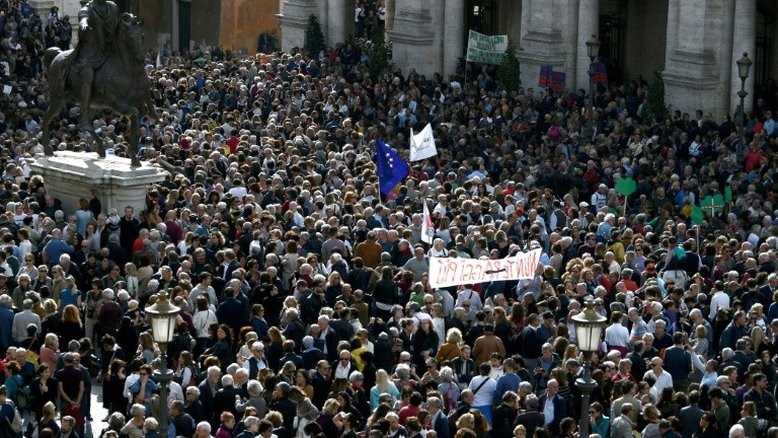 Milhares se manifestam contra prefeita em Roma