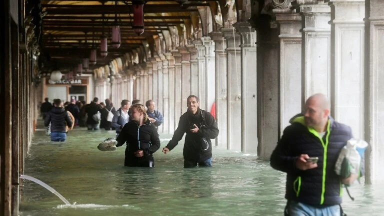 Temporal na Itália deixa cinco mortos; Veneza está debaixo d