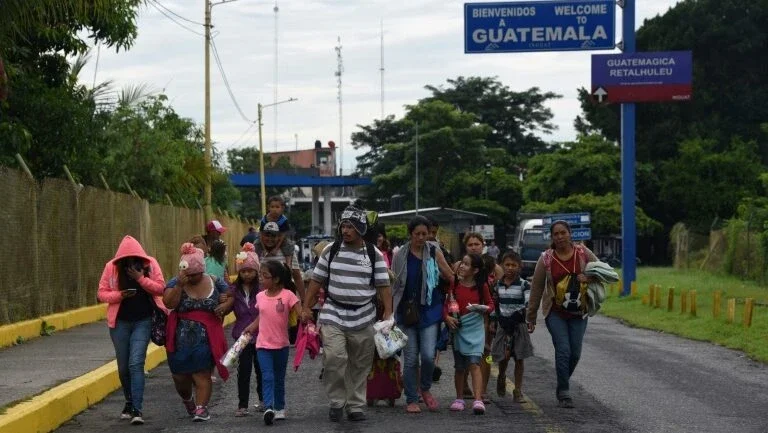 Hondurenhos que marcham aos Estados Unidos imploram a Trump por ajuda
