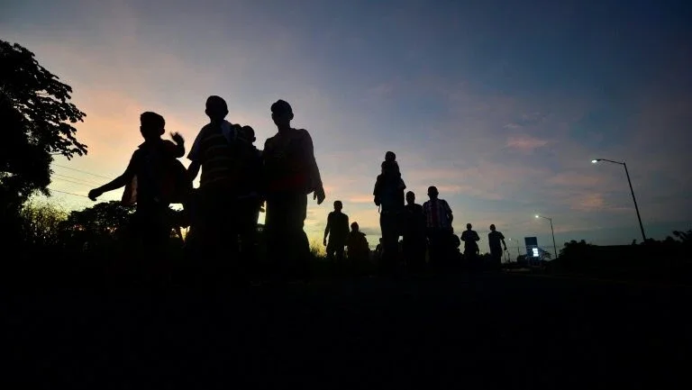 Hondurenhos retomam caravana migrante em direção aos Estados Unidos