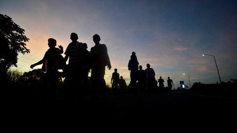 Hondurenhos retomam caravana migrante em direção aos Estados Unidos