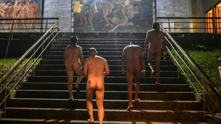 Nudistas entre nus em museu na Colômbia