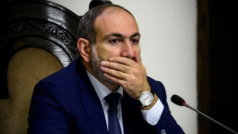 Premier da Armênia anuncia renúncia na televisão
