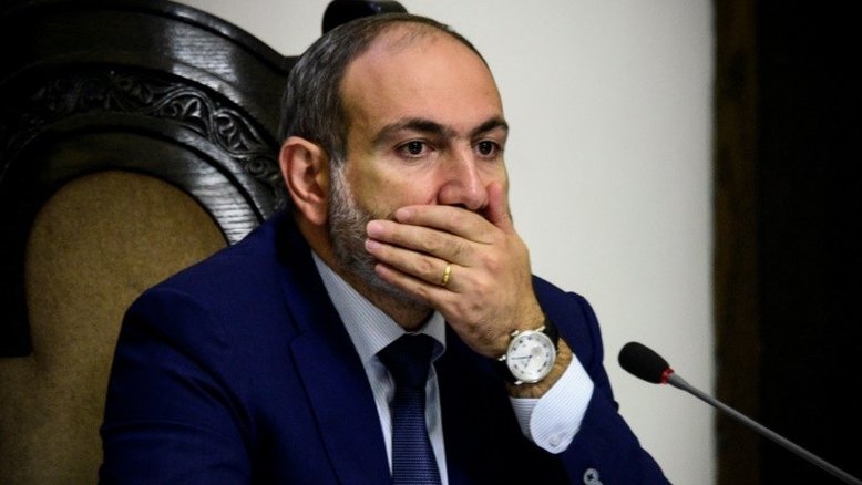 Premier da Armênia anuncia renúncia na televisão