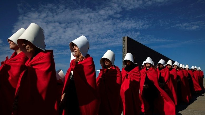 #MeToo se apropria do figurino de 'The handmaid's tale'