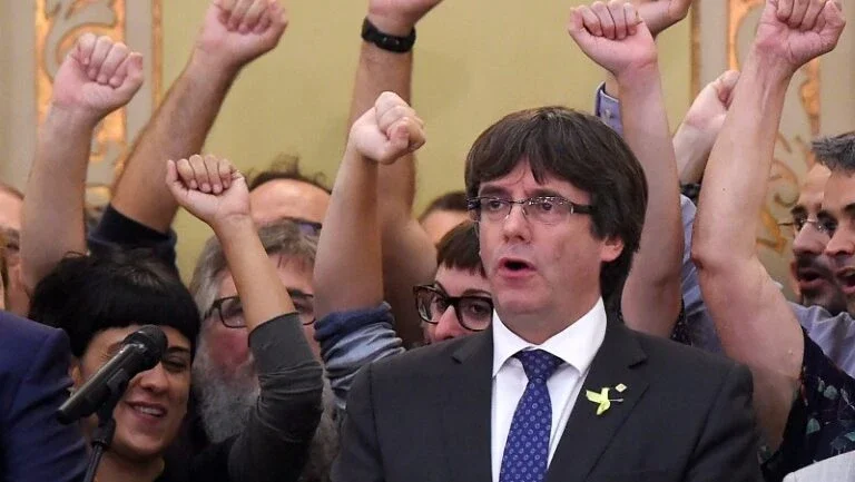 Um ano depois da república falida, Puigdemont relança seu desafio