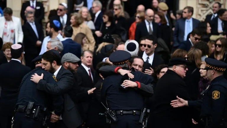 Pittsburgh realiza primeiro funeral de vítimas de sinagoga e espera Trump