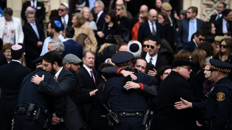 Pittsburgh realiza primeiro funeral de vítimas de sinagoga e espera Trump