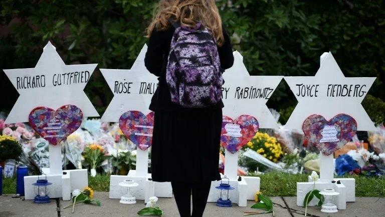 Após massacre de Pittsburgh, Trump culpa mídia de gerar 