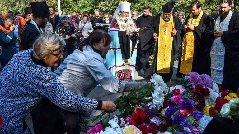 Crimeia homenageia vítimas de massacre em escola