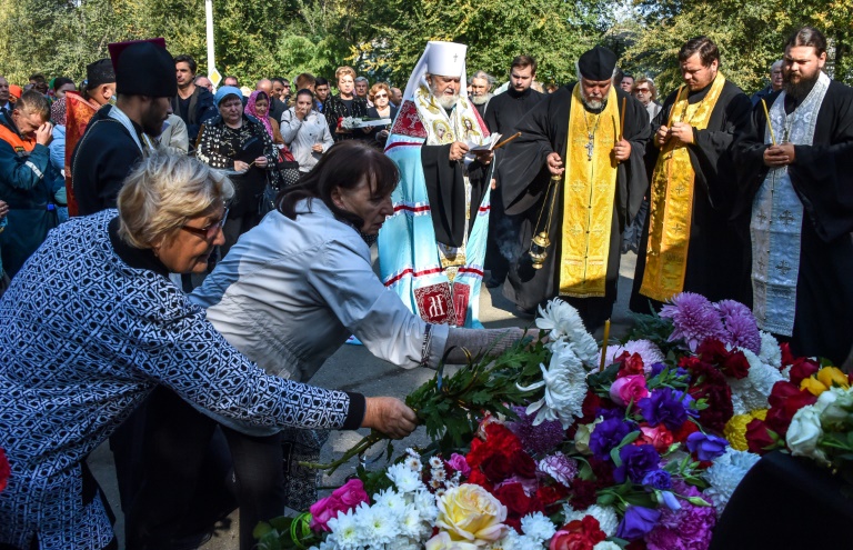 Crimeia homenageia vítimas de massacre em escola