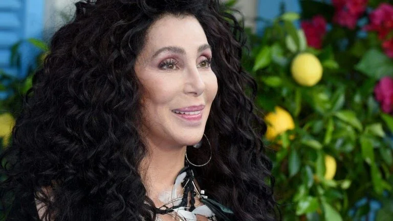 Cher, Julianne Moore e outras famosas pedem que americanos votem em legislativas