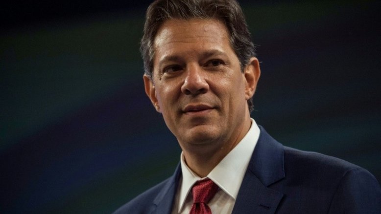 Haddad discute com mulher em igreja católica: "Você deve ser ateia"