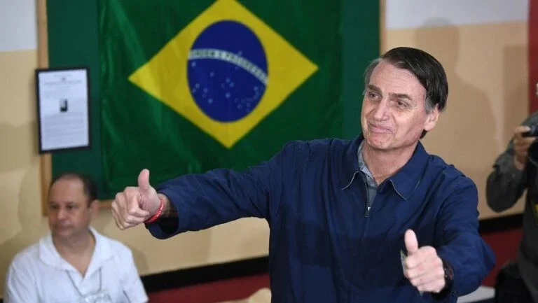 Após examinarem Bolsonaro, médicos evitam declaração e emitem nota sobre evolução