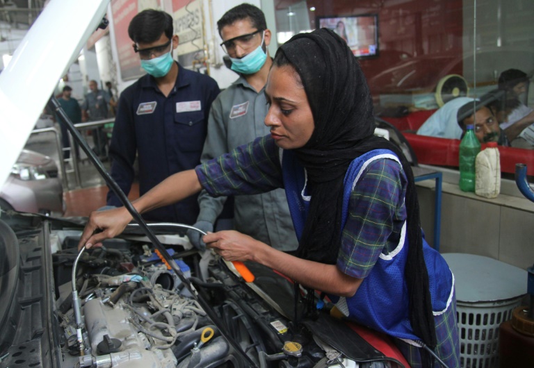 Mulher rompe tabus no Paquistão e trabalha como mecânica
