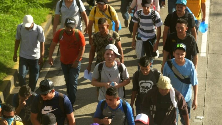 Grupo de 300 migrantes salvadorenhos avança rumo aos EUA