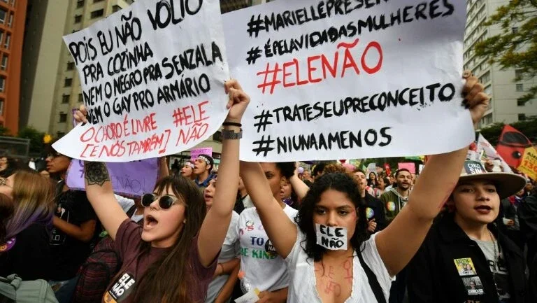 Repúdio de eleitoras não consegue deter avanço de Bolsonaro