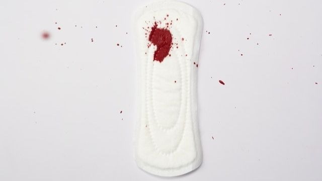 Menstruação com pedaços de sangue, é normal? 