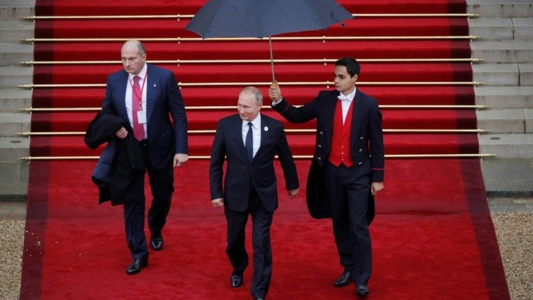 Netanyahu e Putin se reúnem pela primeira vez após queda de avião russo