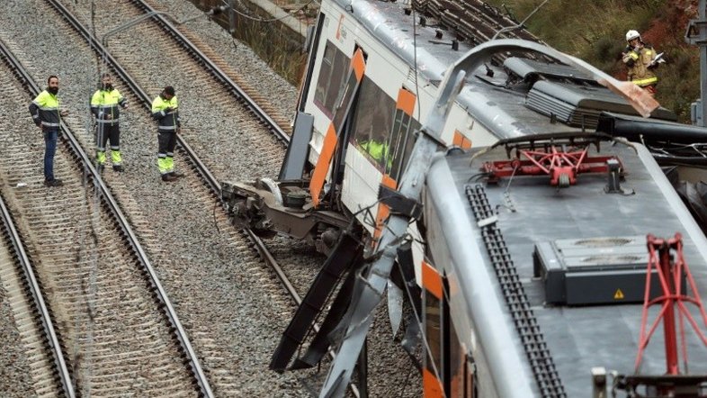 Descarrilamento de trem deixa um morto e 49 feridos na Espanha