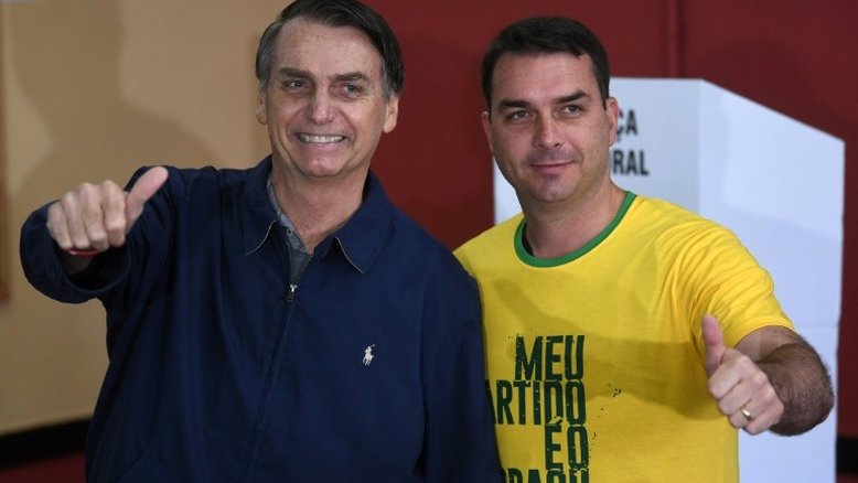 Flávio Bolsonaro cada vez mais perto das barras da Justiça
