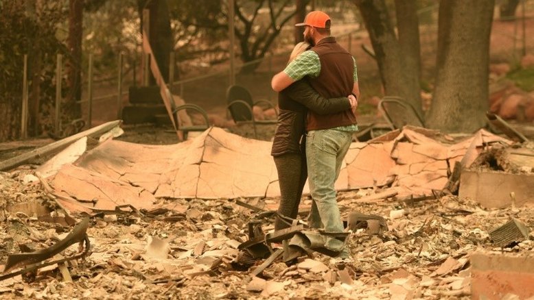 Sobreviventes de incêndios na Califórnia vivem drama após a tragédia
