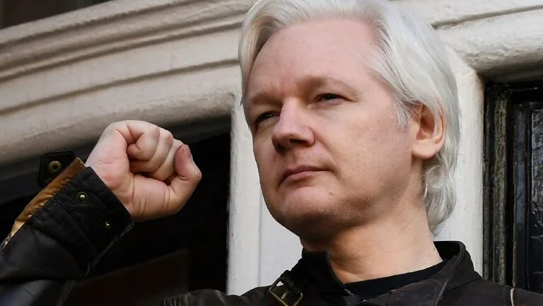 Assange recusa oferta para deixar embaixada do Equador