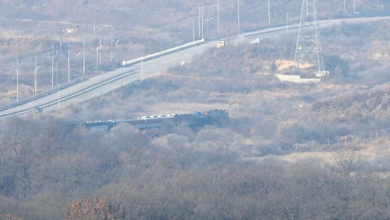 Trem sul-coreano cruza o Norte para possível reconexão ferroviária