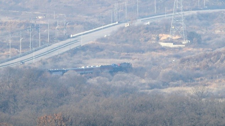 Trem sul-coreano cruza o Norte para possível reconexão ferroviária