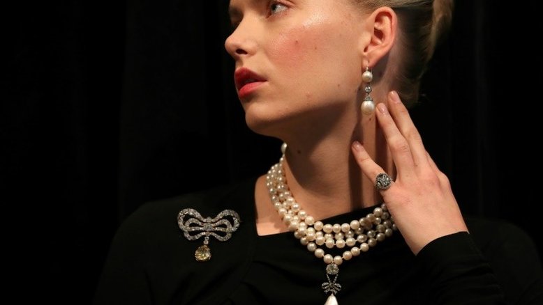 Joias e cabelo de Maria Antonieta vão a leilão em Genebra