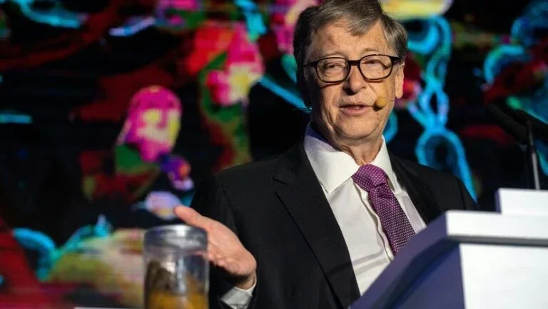 Bill Gates defende revolução das privadas junto a um pote com excrementos