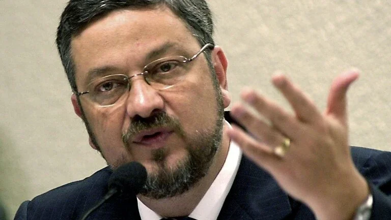 Palocci deixa a prisão para cumprir pena em casa