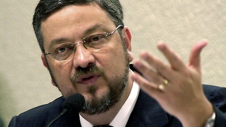 Palocci deixa a prisão para cumprir pena em casa