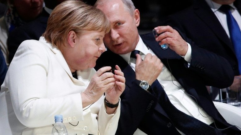 Putin expressa a Merkel preocupação da Rússia com lei marcial na Ucrânia