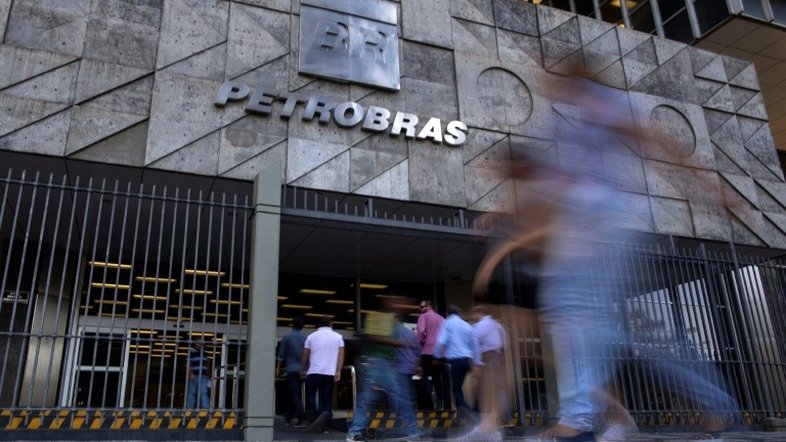Petrobrás deve lançar em três meses pacote para venda de refinarias