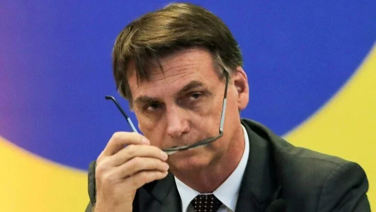 Bolsonaro titubeia, mas fala em usar 