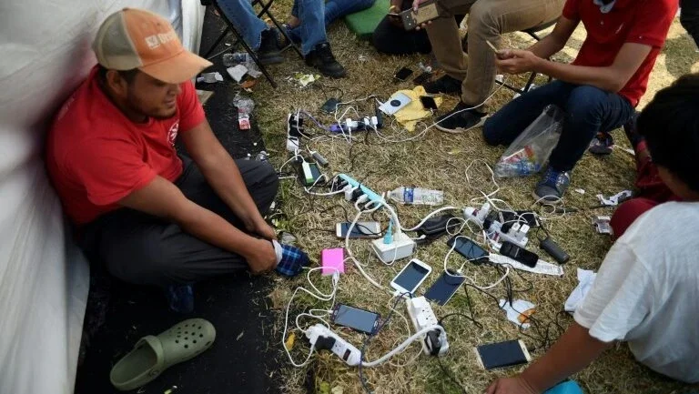 Celulares e telefones emprestados: como ligar para casa da caravana migrante