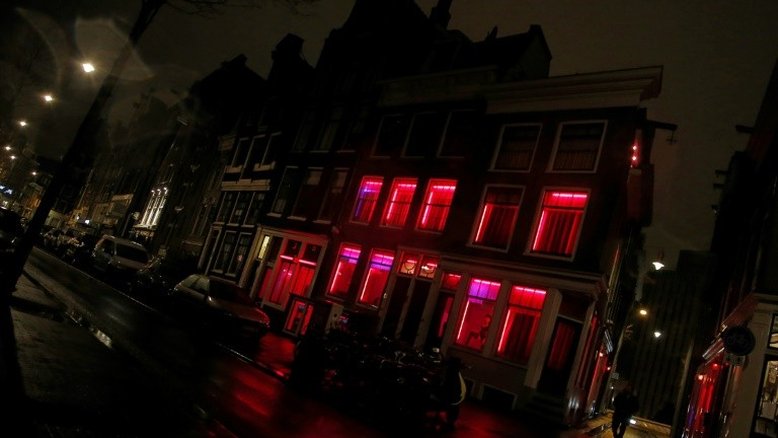 Amsterdã pretende autorizar prostituas a trabalhar fora do Bairro da Luz Vermelha