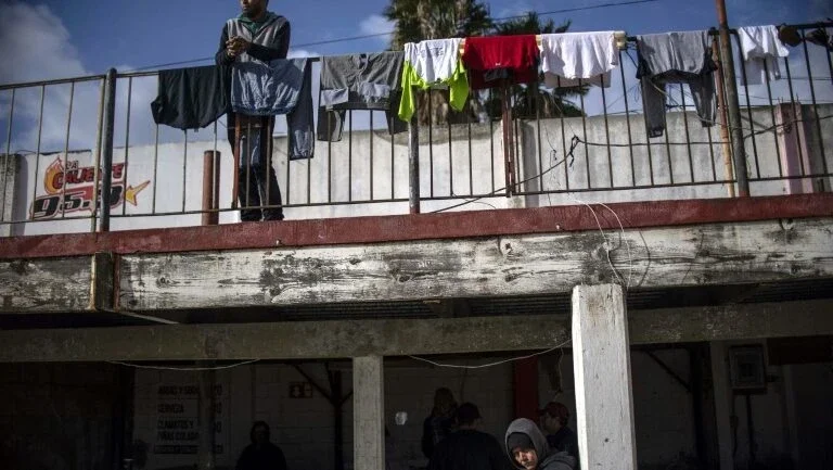 Caravana de migrantes muda de abrigo após chuvas na fronteira EUA-México