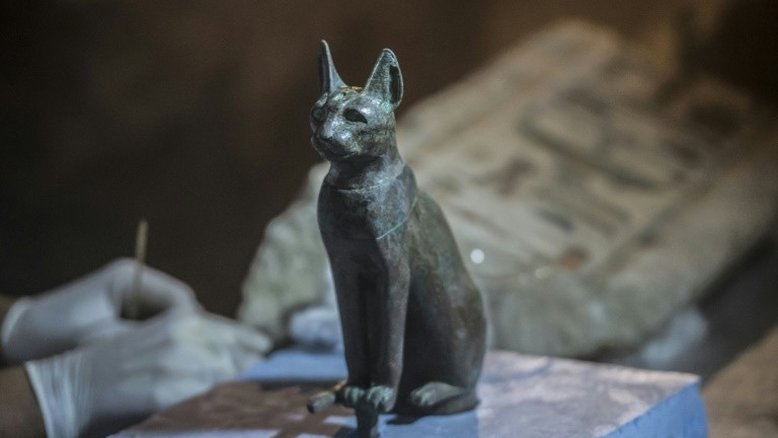 Egito revela sete tumbas de faraós com gatos e besouros mumificados