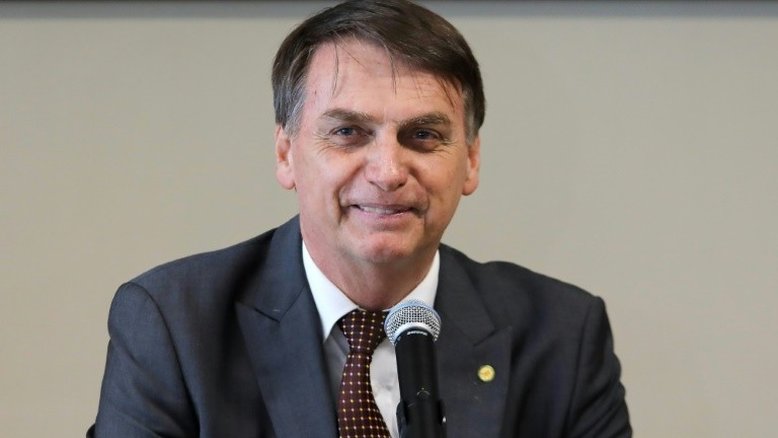 Bolsonaro diz que 'ditadura' cubana decidiu retirar médicos 'unilateralmente'