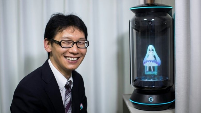 O japonês que se casou com um holograma