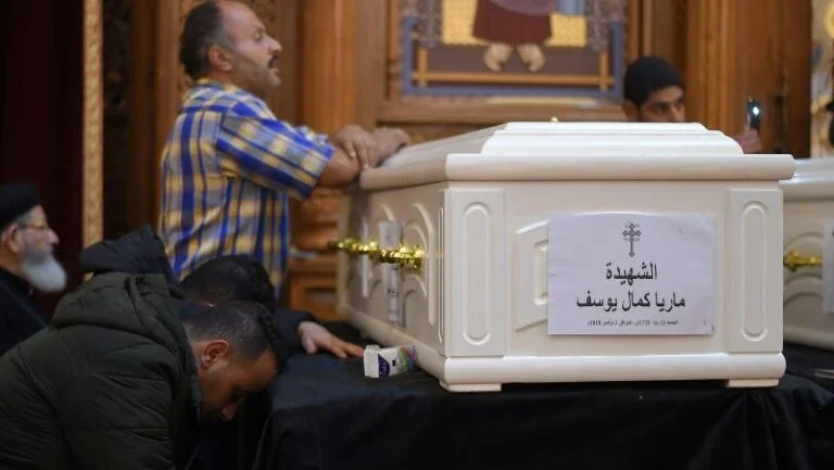 Vítimas de ataque contra cristãos são enterradas no Egito