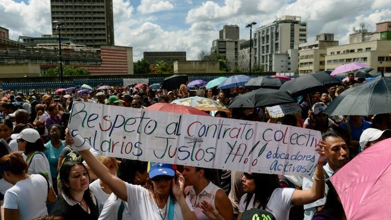 Professores venezuelanos enfrentam polícia em protesto salarial