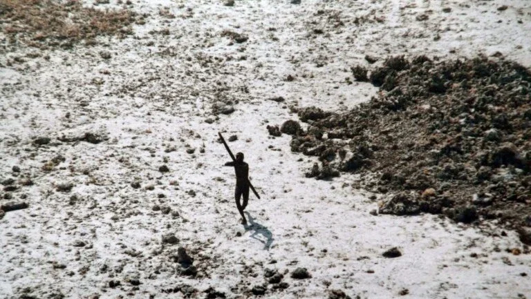 Especialistas pedem que corpo de americano morto por tribo seja deixado em ilha
