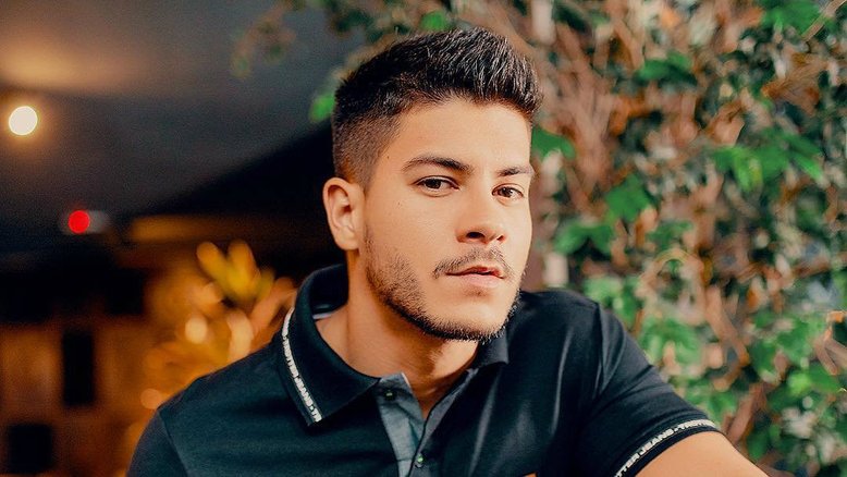 Após Maíra Cardi anunciar namoro, Arthur Aguiar fica livre para engatar relação com cantora