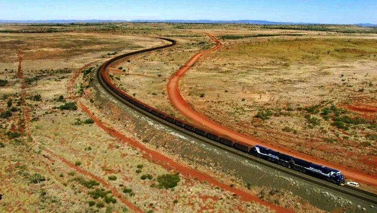 Trem de mercadorias australiano gigantesco percorre 90 km sem condutor