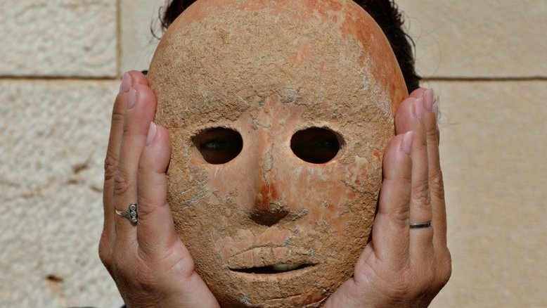 Arqueólogos israelenses descobrem máscara de 9.000 anos